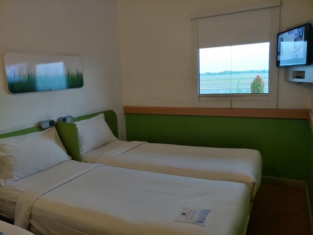 Ibis Budget Surabaya Airport Hotel Sidoarjo Bagian luar foto